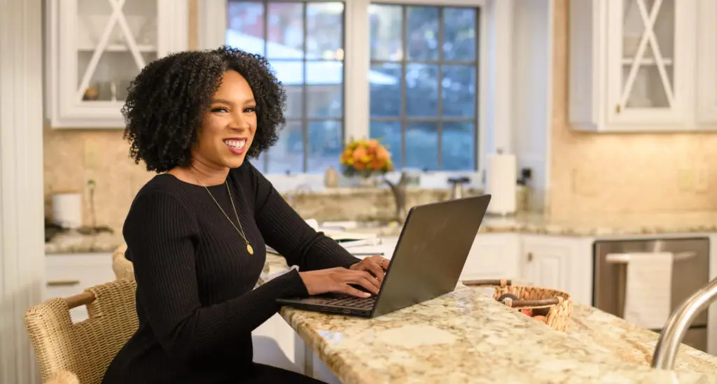 Women typing in a computer